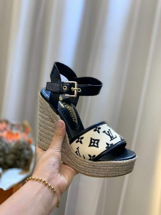 Picture of Louis Vuitton Shoes _SKULVsz35-4211cmmnf060713660